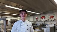 Tim Bergmann belegt bei einem Berufsschul-Wettbewerb in Prag mit seinem veganen Gericht den ersten Platz.