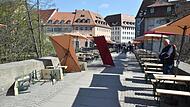 Gleich zum Start des Biergartens auf der Unteren Brücke riss der Wind einige der Sonnenschirme um.