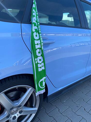 Höchstadt Alligators bei den Hannover Scorpions: Fanschal am Auto vor Spiel 1