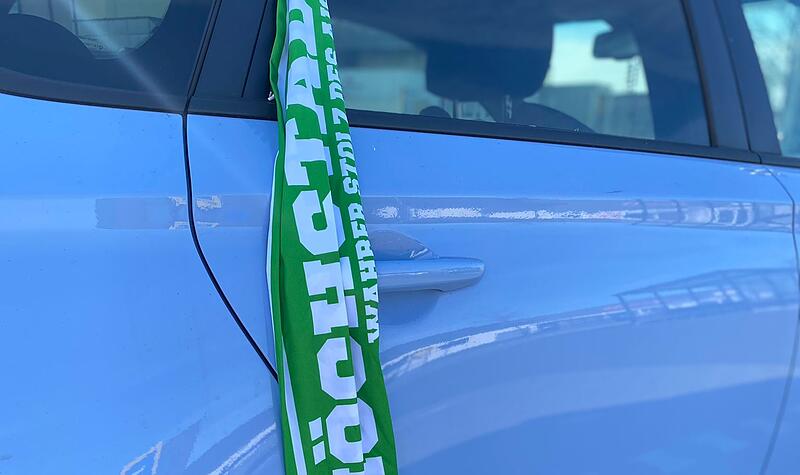 H&ouml;chstadt Alligators bei den Hannover Scorpions: Fanschal am Auto vor Spiel 1