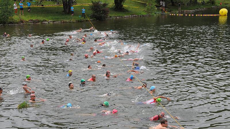 Der Start des Hofheimer Triathlons findet am Ellertsh&auml;user See statt.