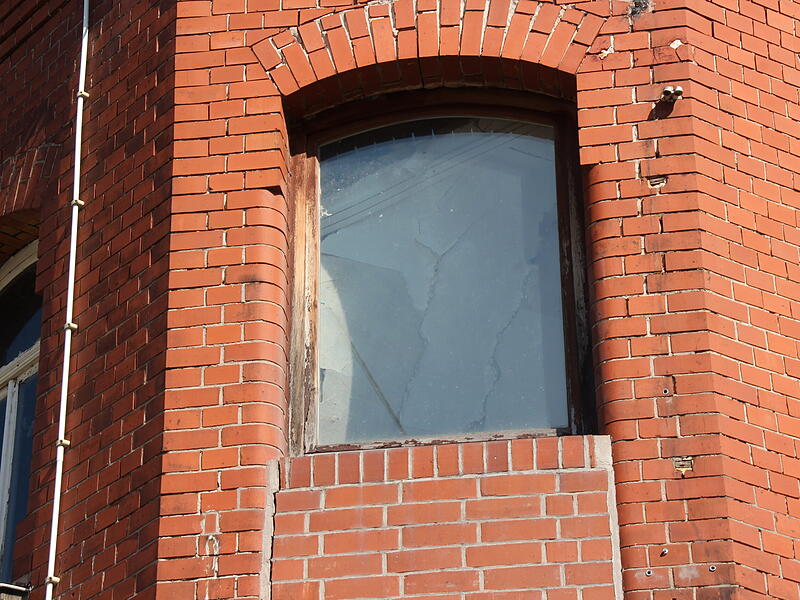 Neustadt bei Coburg: Gebäude einsturzgefärdetGebäude in Neustadt bei Coburg einsturzgefährdet Hier sind die teilweise eingestürzten Böden durch die Fenster zu sehen.