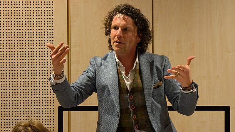 Als Nachfolger von Mathias Wehr hat Stefan Grefig sofort einen Draht zu den Musikern der Bl&auml;serphilharmonie Forchheim gefunden.