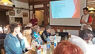 Richard Pucher (vorne rechts) im Tennis-Caf&eacute;