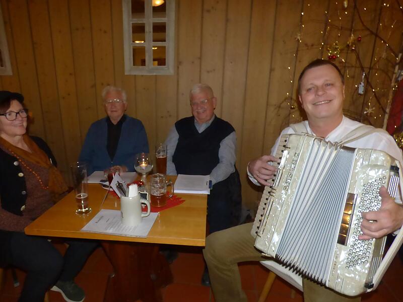 Zwischen den Lesungen spielte der Tausendsassa-Musikant Franz Zwosta aus Hollfeld mit seiner Quetschn auf.Forchheim & Fränkische Schweiz Zwischen den Lesungen spielte der Tausendsassa-Musikant Franz Zwosta aus Hollfeld mit seiner Quetschn auf.Forchheim & Fränkische Schweiz