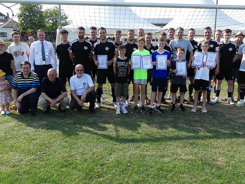Drei Mannschaften wurden für ihre Leistungen 2022 von Oerlenbachs Bürgermeister Nico Rogge ausgezeichnet: die Fußballer der SG Oerlenbach-Ebenhausen, die Luftgewehrschützen aus Eltingshausen und aus Rottershausen ein junges Leichtathletik-Team.