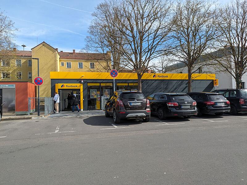Die Postbankfiliale liegt direkt am Salinenparkplatz. Die Postbankfiliale liegt direkt am Salinenparkplatz.