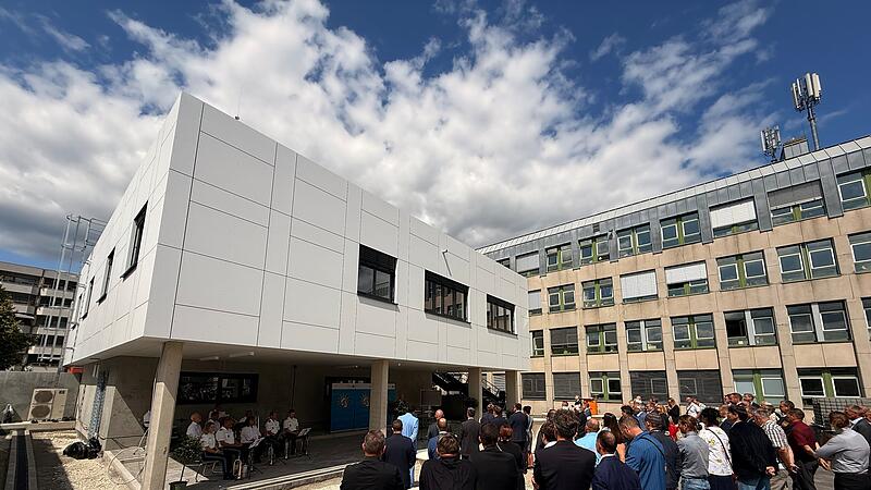 Polizei-Labor Die zahlreich erschienenen Gäste bestaunen den neuen Polizei-Prachtbau in der Bamberger Schildstraße.