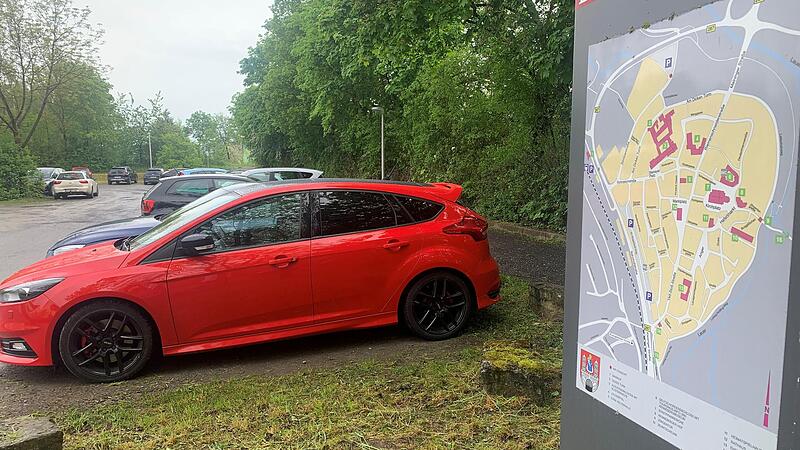 Vom sp&auml;ter sanierten Parkplatz in der Lache soll die Altstadt &uuml;ber einen neuen Weg besser erreichbar sein. 133 Autos und vier Wohnmobile werden dort Platz finden.