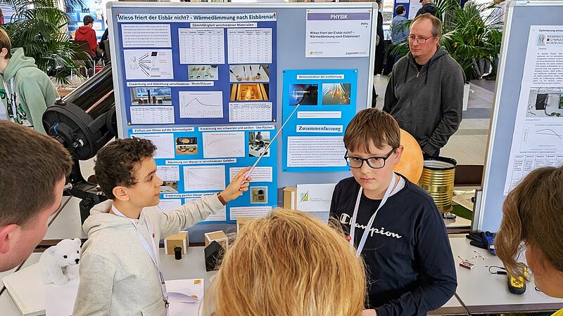 Leander Mohadjer (links) und Constantin Reuter, Gymnasiasten aus Aschaffenburg, wurden mit ihrem Projekt &bdquo;W&auml;rmed&auml;mmung nach Eisb&auml;ren-Art&ldquo; die Junior-Sieger in der Kategorie Physik.