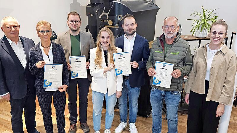 Landrat Thomas Bold (links) und Leonie Hassenjürgen (Klimaschutzmanagerin Landkreis, rechts) gratulieren (von links): Anja Schneider (Geschäftsführerin LachfALTen UG), Michael Brendan (Katholische Kirchenstiftung Hammelburg), Selina und Sebastian...