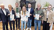 Landrat Thomas Bold (links) und Leonie Hassenjürgen (Klimaschutzmanagerin Landkreis, rechts) gratulieren (von links): Anja Schneider (Geschäftsführerin LachfALTen UG), Michael Brendan (Katholische Kirchenstiftung Hammelburg), Selina und Sebastian...