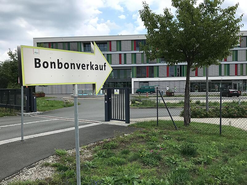 Seit 1960 produziert die Firma Dr. C. Soldan in Adelsdorf Bonbons. Das Betriebsgel&auml;nde erstreckt sich entlang der H&ouml;chstadter Stra&szlig;e.
