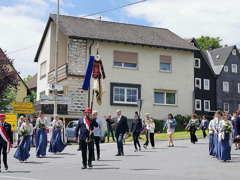Festumzug Feuerwehr TschirnFestumzug kr&ouml;nt Jubil&auml;um der Feuerwehr Tschirn