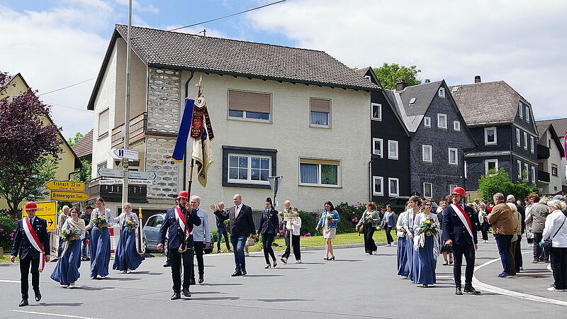 Festumzug Feuerwehr TschirnFestumzug kr&ouml;nt Jubil&auml;um der Feuerwehr Tschirn