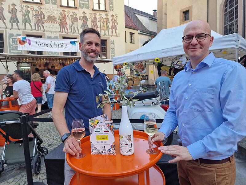 Oberb&uuml;rgermeister Dirk Vogel (rechts) und Joachim Krohn von der  Eventmanagement-Firma Zametzer und Krohn  er&ouml;ffneten die Festa Italica mit einem Gl&auml;schen italienischen Wein.