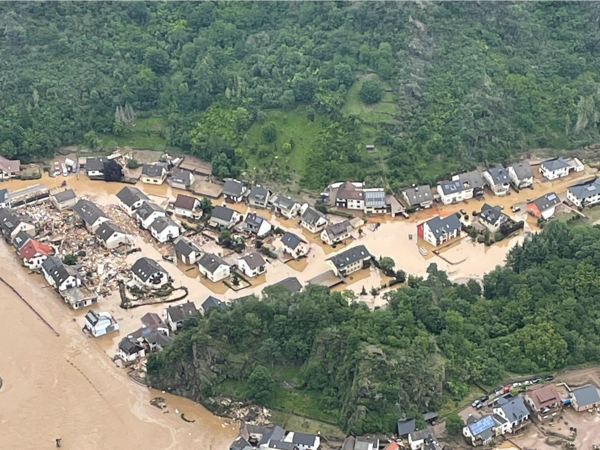 Aus dem Flugzeug hat Sean Steuart dieses zerstörte Dorf an der Ahr fotografiert.