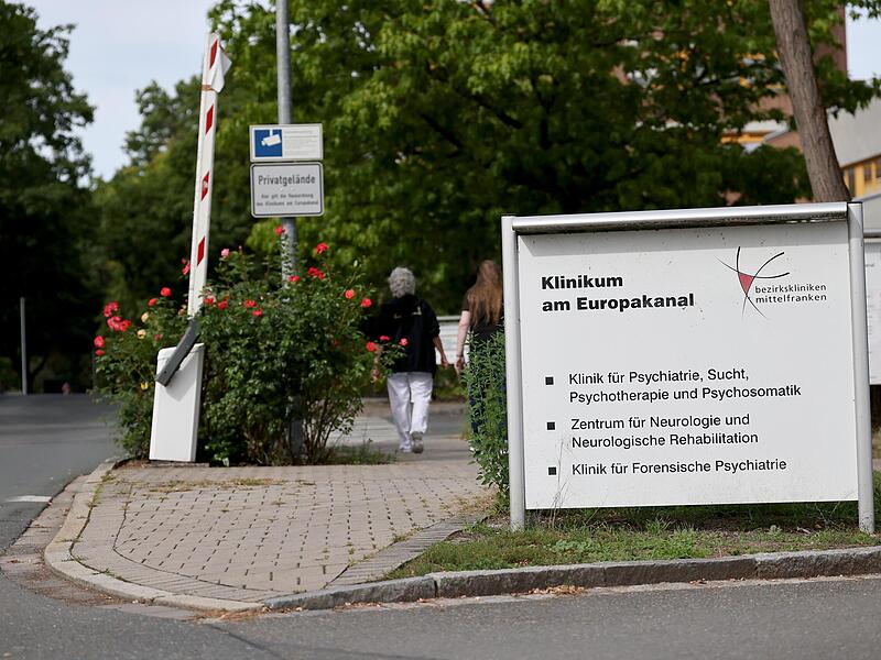 Die Einfahrt zum Gelände des Klinikums am Europakanal in Erlangen.