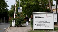 Die Einfahrt zum Gelände des Klinikums am Europakanal in Erlangen.