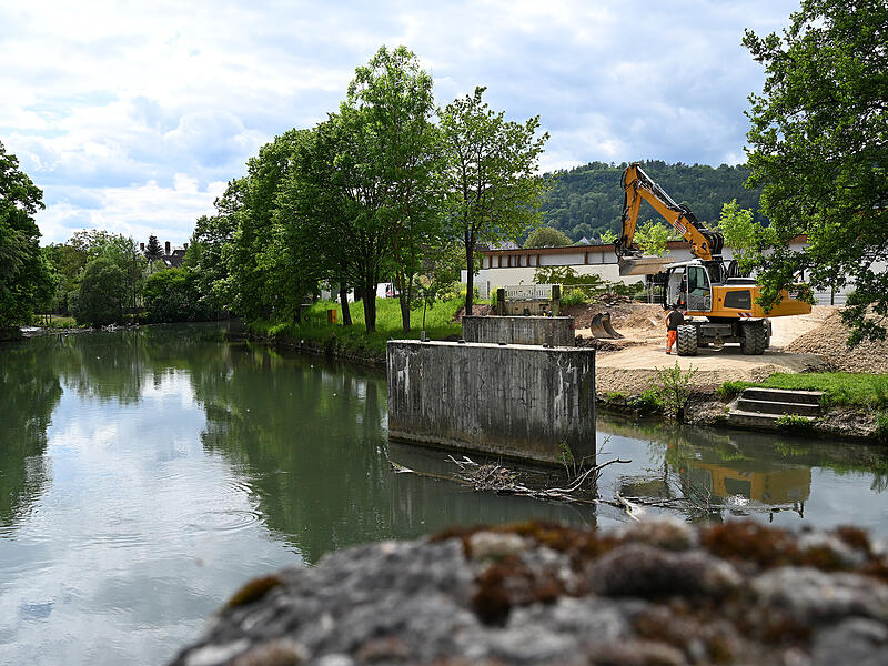 An der Wiesent in Ebermannstadt laufen die Arbeiten für den neuen Sägmühlsteg.Forchheim & Fränkische Schweiz An der Wiesent in Ebermannstadt laufen die Arbeiten für den neuen Sägmühlsteg.