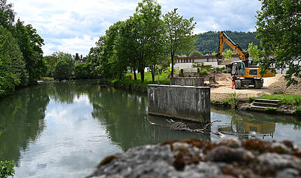 An der Wiesent in Ebermannstadt laufen die Arbeiten f&uuml;r den neuen S&auml;gm&uuml;hlsteg.
