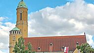 Der Kirchturm von St. Otto wird aufgrund seiner Form oft auch als &bdquo;Spargelturm&ldquo; bezeichnet und ist ein Wahrzeichen der Gartenstadt.Dietmar Schutty