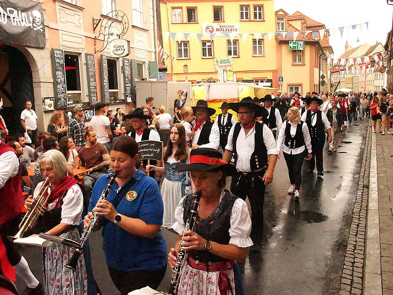 Festzug durch BambergSandkerwa: Königsschießen und Kirchweihbaum-Aufstellen
