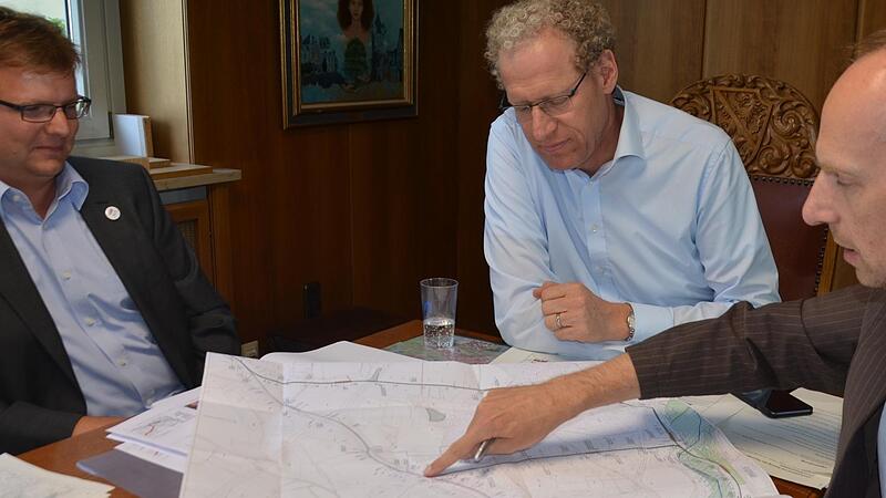 Das Jahr 2018: Daniel Gro&szlig;e-Verspohl (v.l.), German Hacker und Florian Gr&auml;f betrachten sich die Strecke, die die StUB nehmen wird. Momentan ist man deutlich weiter.