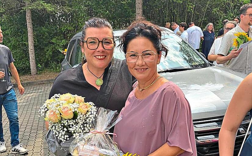 Freuen sich &uuml;ber die bestandenen Pr&uuml;fungen: Simone Hein Praxisanleiterin (links) und Violetta Stancov. Lisa B&ouml;hme