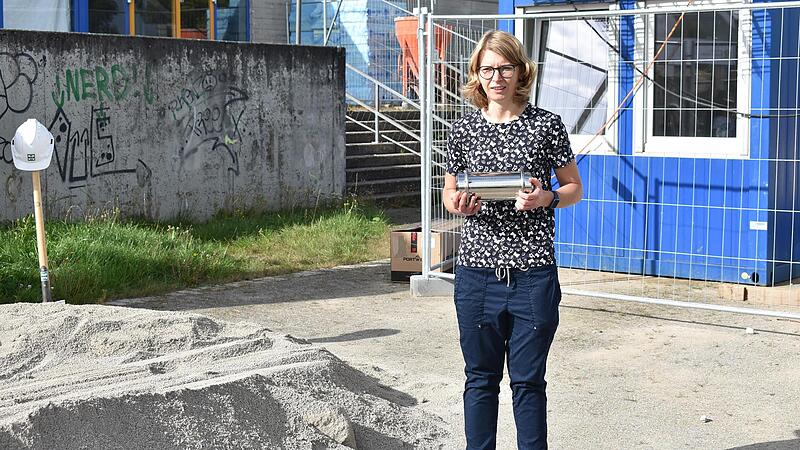 Julia Steinlein, neue Leiterin der OGTS, zeigt die Zeitkapsel, die der Nachwelt interessante Zeitzeugnisse hinterlassen soll.Forchheim & Fränkische Schweiz Julia Steinlein, neue Leiterin der OGTS, zeigt die Zeitkapsel, die der Nachwelt interessante Zeitzeugnisse hinterlassen soll.Forchheim & Fränkische Schweiz