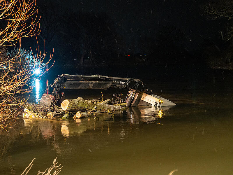 Lkw versinkt in Fluss - Großeinsatz wegen BergungGroße Bergungsaktion: Lkw versinkt in Fluss Lkw versinkt in Fluss - Großeinsatz wegen BergungGroße Bergungsaktion: Lkw versinkt in Fluss