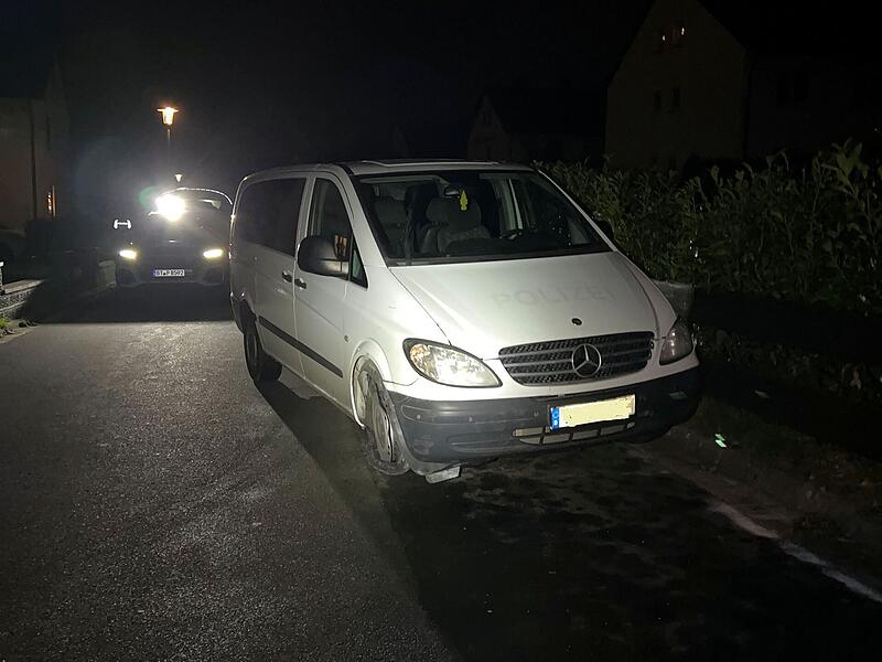 Mit einem ausrangierten Polizei-Transporter baute ein 48-Jähriger einen Unfall im Landkreis Kulmbach.