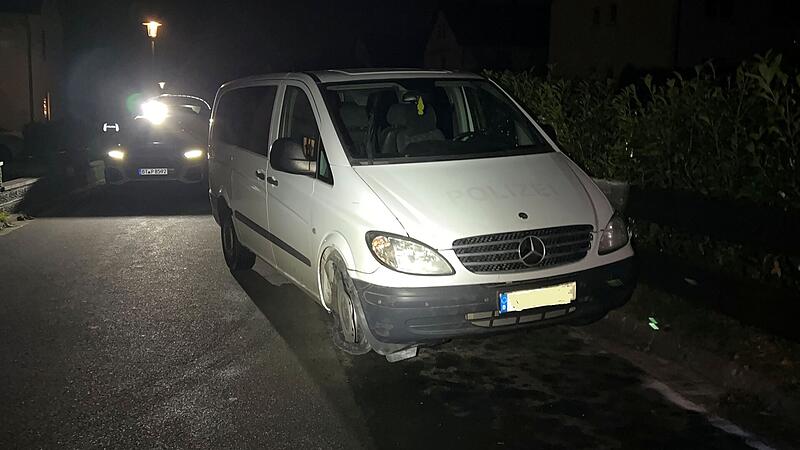 Unfall in Himmelkron Mit einem ausrangierten Polizei-Transporter baute ein 48-Jähriger einen Unfall im Landkreis Kulmbach.