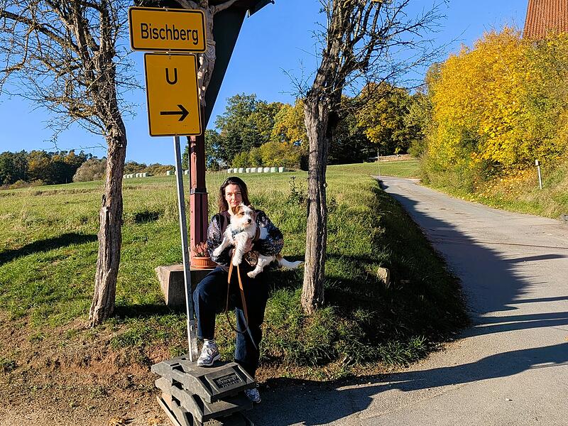 Anwohnerin Michaela Schneider steht mit ihrem Hund an der Umleitungsstrecke. Hinter dem geteerten Weg führt die Strecke weiter über eine Schotterpiste und am Feld entlang. Anwohnerin Michaela Schneider steht mit ihrem Hund an der Umleitungsstrecke. Hinter dem geteerten Weg führt führt die Strecke weiter über eine Schotterpiste und am Feld entlang.