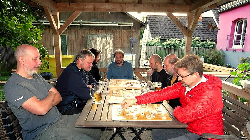 Vor dem gro&szlig;en Turnier wurden auch &Uuml;bungsspiele ausgetragen. Mit dabei der Deutsche Meister Karsten Hoffarth (Zweiter v. l.) und Guido Freyer aus Steinwiesen (Zweiter v. r.).