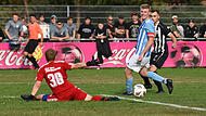 Kapitän Michael Mühlfelder vom TSV Knetzgau (blaues Trikot) kann dem Ball des Doppeltorschützen Lorenz Schäder vom FC Sand nur noch hinterherschauen. Kapitän Michael Mühlfelder vom TSV Knetzgau (blaues Trikot) kann dem Ball des Doppeltorschützen Lorenz Schäder vom FC Sand nur noch hinterherschauen.