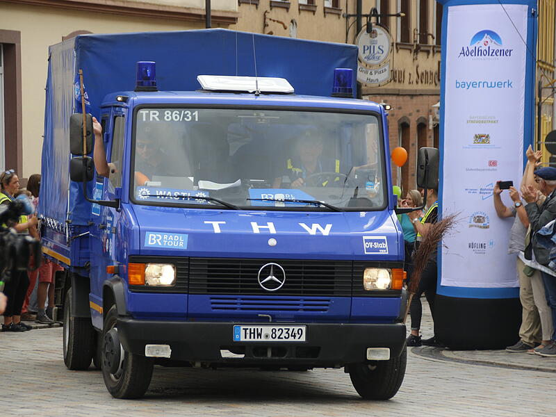 Zieleinfahrt der BR-Radltour 2025 in Hammelburg am MarktplatzZieleinfahrt der BR-Radltour 2025 in Hammelburg am Marktplatz