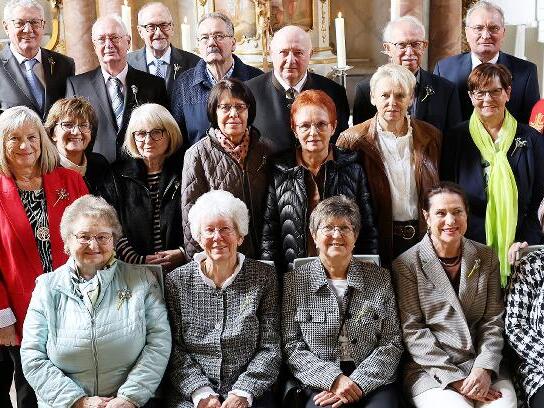 Sie wurden 1965 konfirmiert und konnten jetzt ihre Diamantene Konfirmation feiern: (1. Reihe) Christa Schmidt, Gisela Winkler, Sonja Zimmer, Christa Feulner, Gertraud Grampp und (2. Reihe) Gisela Wihl, Margitta Wölfel, Angelika Kauper, Sibylle Cap... Sie wurden 1965 konfirmiert und konnten jetzt ihre Diamantene Konfirmation feiern: (1. Reihe) Christa Schmidt, Gisela Winkler, Sonja Zimmer, Christa Feulner, Gertraud Grampp und (2. Reihe) Gisela Wihl, Margitta Wölfel, Angelika Kauper, Sibylle Cap...