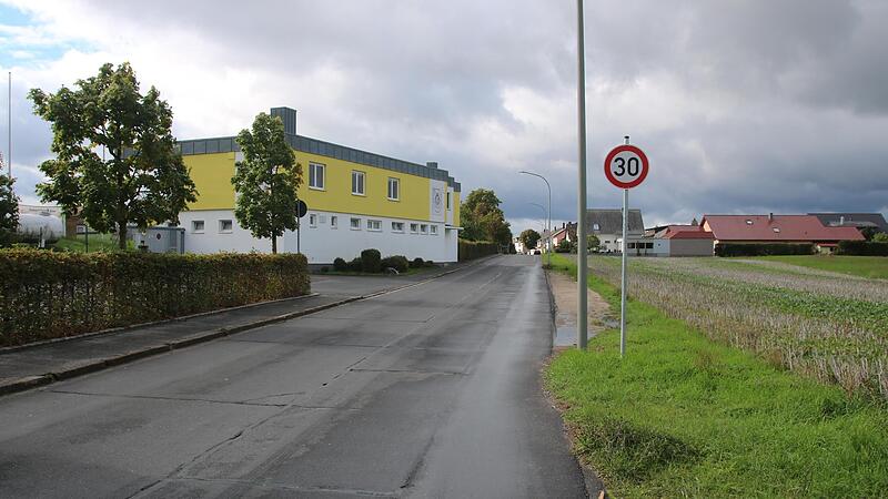 Die Ebensfelder Himmelreichstraße soll zwischen der Rinnig und der Bahnhofstraße saniert werden. Der Gemeinderat brachte die Entwurfsplanung auf den Weg.