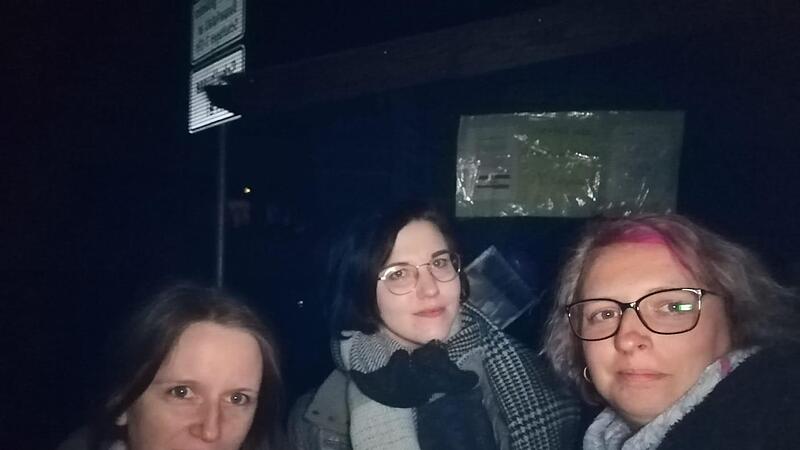 Tanja Redel, Ramona Schr&uuml;fer und Anna  R&ouml;hrer (von links) protestieren gegen die Testpflicht der Kinder vor dem Schulbesuch.Forchheim & Fr&auml;nkische Schweiz