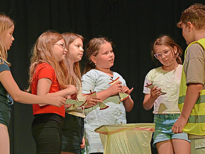 Der Apfelbutzen kommt in die Biotonne, das ist der Gelbe Sack. Unser Bild zeigt (von links) Emilia Ott, Ennie Gurski, Lea Zrenner, Heidi Olbrich, Nora-Fine Leykam, Rafael Labude.R&uuml;diger Baumann