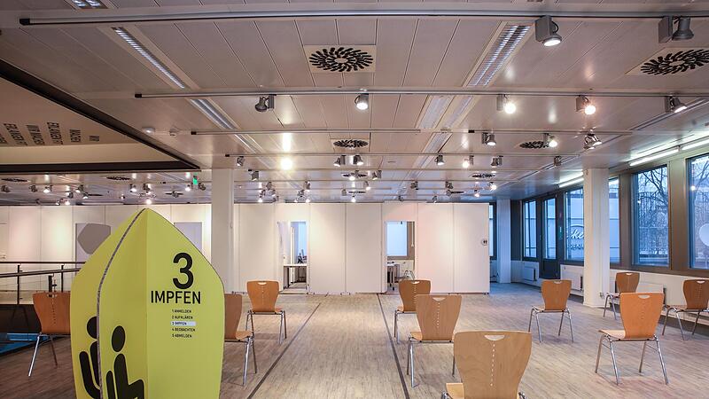 Impfzentren wie das in Erlangen seien nicht mehr  notwendig, sagen viele.