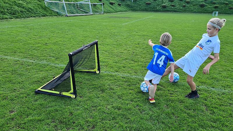 Tristan und Kilian Hübschmann testen die Fairtrade-Fußbälle in Ebermannstadt.Forchheim & Fränkische Schweiz Tristan und Kilian Hübschmann testen die Fairtrade-Fußbälle in Ebermannstadt.Forchheim & Fränkische Schweiz
