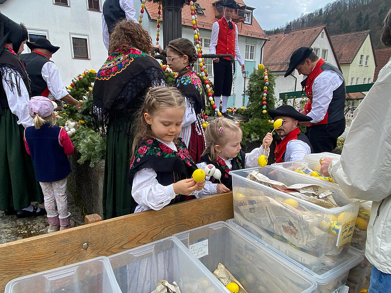 Ein besonderes Highlight in der Fr&auml;nkischen Schweiz ist das Schm&uuml;cken des Osterbrunnens in Muggendorf.