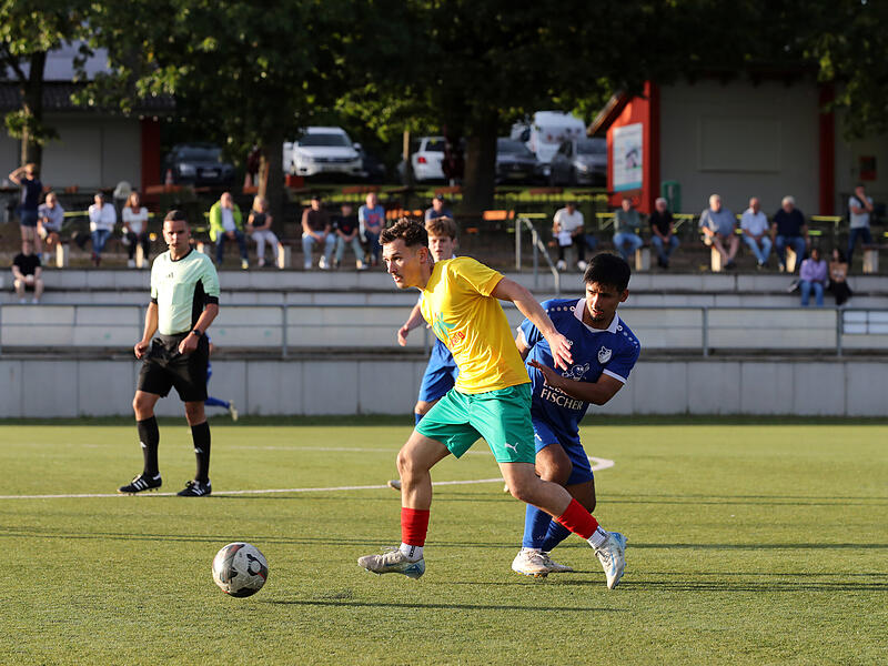 Vlad Saprykin (DJK Bamberg) behauptet den Ball gegen Ali Erfani (FC 06 Bad Kissingen).