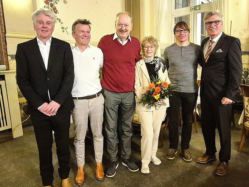 Der Vorstand des GC Bad Kissingen: (von links) G&uuml;nter Kraus (Spielf&uuml;hrer), Dietmar Fella (Vizepr&auml;sident), Edmund Otto (Schatzmeister), Hilde Venohr (Beisitzerin Haus und Hof), Sebastian Reese (Schriftf&uuml;hrer), Horst Drieschner (Pr&auml;sident), Beisitze...