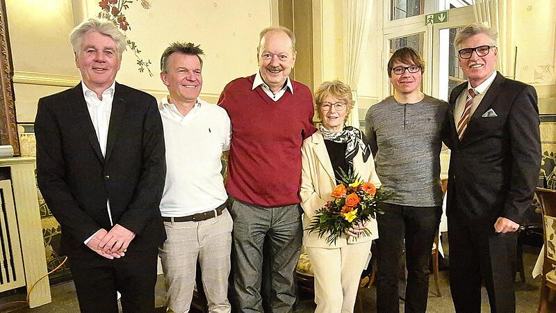 Der Vorstand des GC Bad Kissingen: (von links) G&uuml;nter Kraus (Spielf&uuml;hrer), Dietmar Fella (Vizepr&auml;sident), Edmund Otto (Schatzmeister), Hilde Venohr (Beisitzerin Haus und Hof), Sebastian Reese (Schriftf&uuml;hrer), Horst Drieschner (Pr&auml;sident), Beisitze...