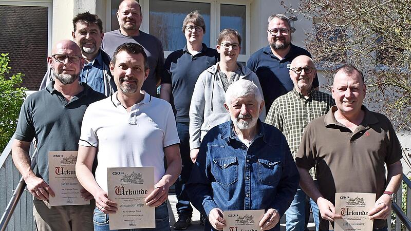 Die Vorstandschaft des CSU-Ortsverbands Redwitz-Unterlangenstadt mit den f&uuml;r langj&auml;hrige Mitgliedschaft geehrten Mitgliedern (vorn mit Urkunde) sowie den ausgeschiedenen Gemeinder&auml;ten Ralf Reisenweber und Wolfgang Schmitter (erste und zweite Reihe...