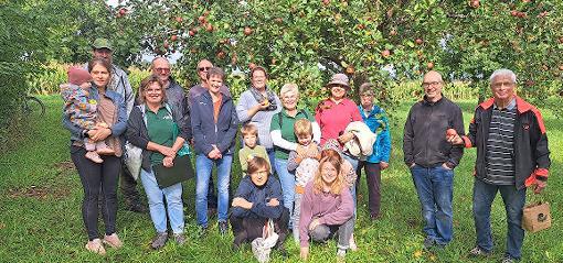 Edwin Fella (rechts) führte die interessierten Obst-Steigerer durch die Streuobstwiese, auf der Suche nach der für den jeweiligen Bedarf geeigneten Apfelsorte.
