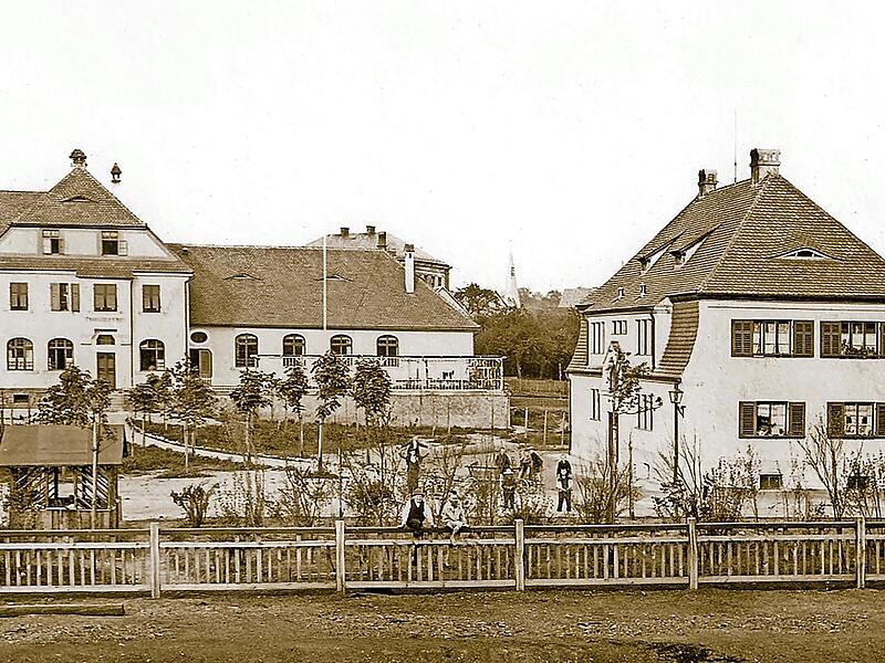 Ein Bilderbuch-Ensemble von 1908: das Eisenbahnerhaus mit der Gaststätte „Fränkischer Hof“ dahinter. Ein Park mit jungen Kastanien verbindet die beiden in Reformarchitektur des frühen 20. Jahrhunderts errichteten Gebäude. Ein Bilderbuch-Ensemble von 1908: das Eisenbahnerhaus mit der Gaststätte „Fränkischer Hof“ dahinter. Ein Park mit jungen Kastanien verbindet die beiden in Reformarchitektur des frühen 20. Jahrhunderts errichteten Gebäude.